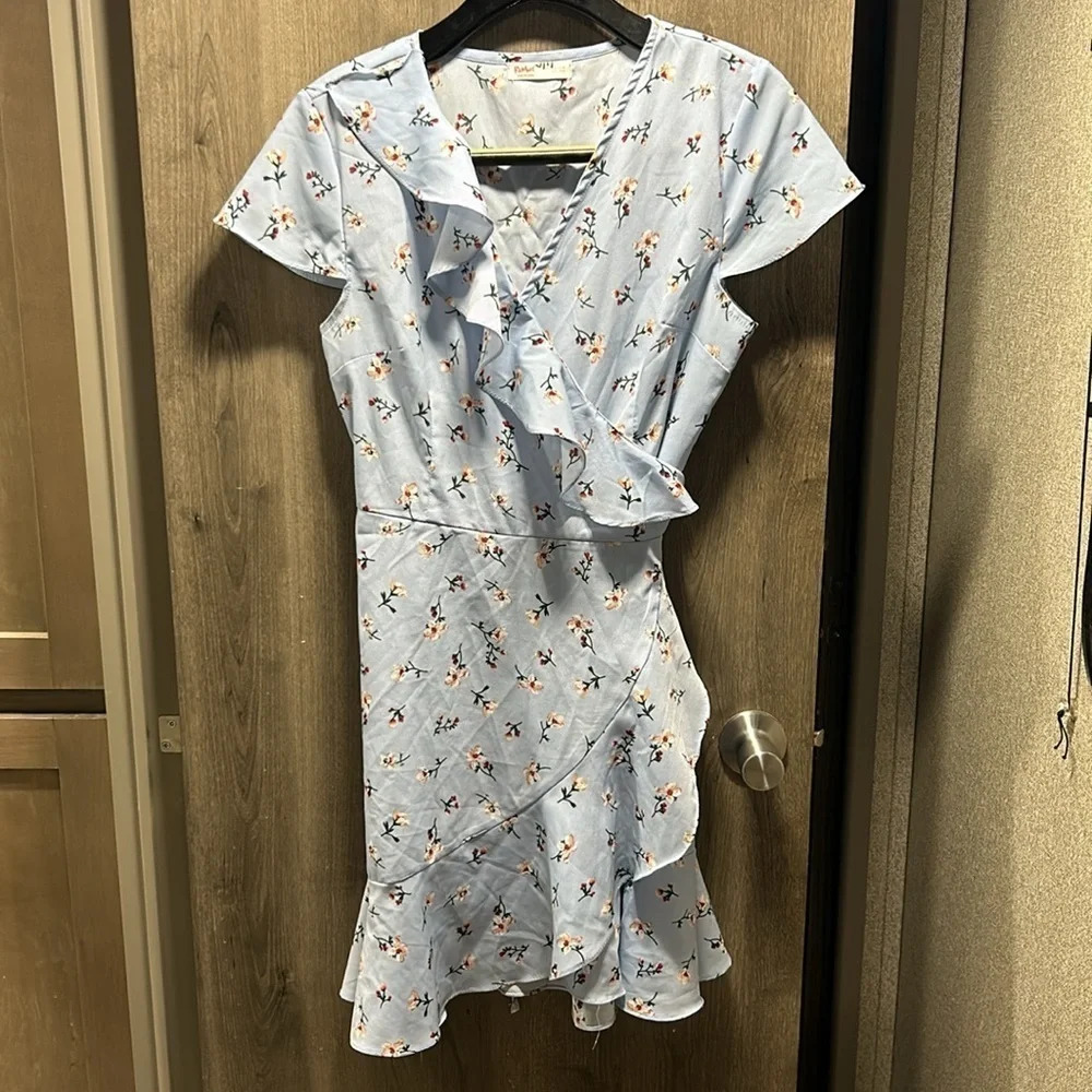 ROMWE Women’s Floral Print Ruffled Front Wrap Dress. Size Large
